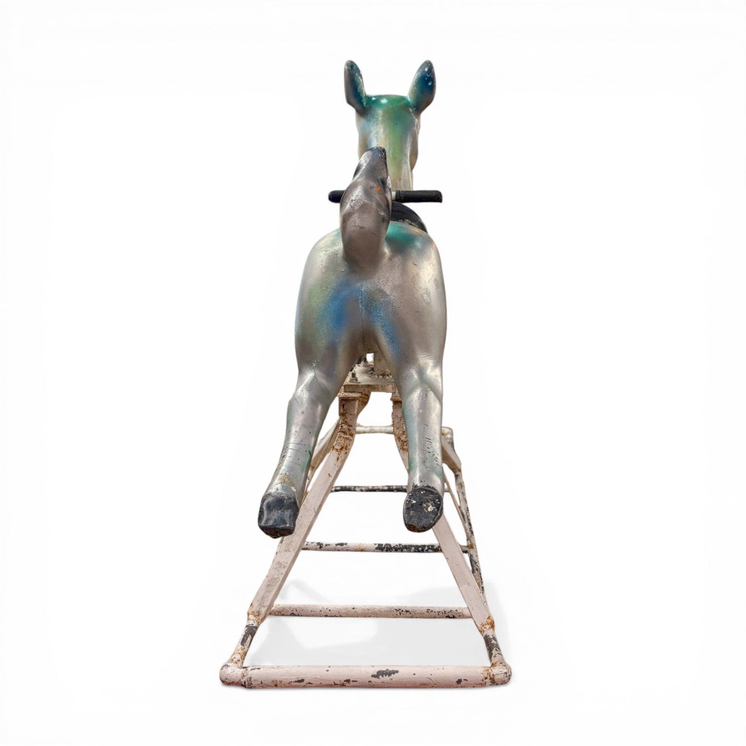 Balancín vintage de aluminio fundido con forma de cervatillo estilo Bambi y pátina envejecida sobre base de metal.