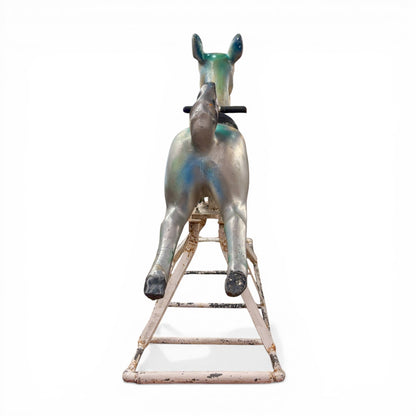 Balancín vintage de aluminio fundido con forma de cervatillo estilo Bambi y pátina envejecida sobre base de metal.