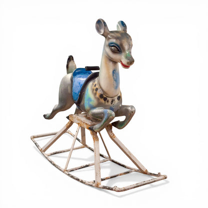 Balancín vintage de aluminio fundido con forma de cervatillo estilo Bambi y pátina envejecida sobre base de metal.