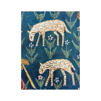 Detalle de dos animales de pelaje claro entre flores sobre fondo azul del tapiz