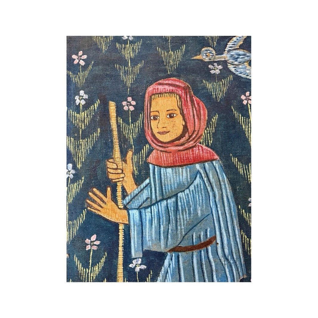 Detalle de figura con túnica azul y capucha roja sosteniendo un bastón en el tapiz