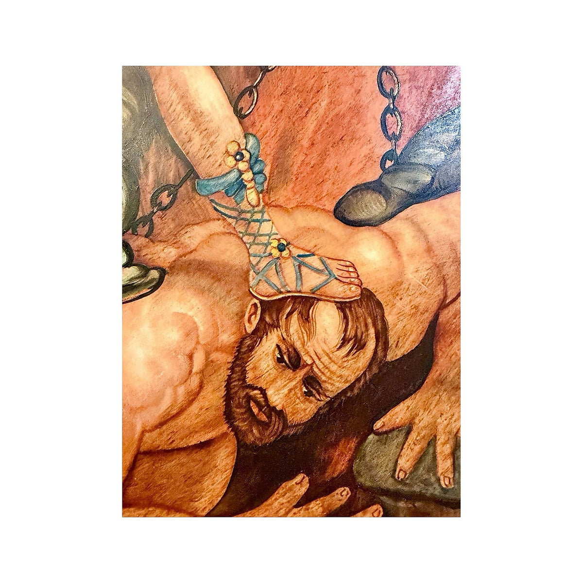 Detalle de la escena pintada: el demonio vencido bajo el pie de San Miguel y cadenas oscuras
