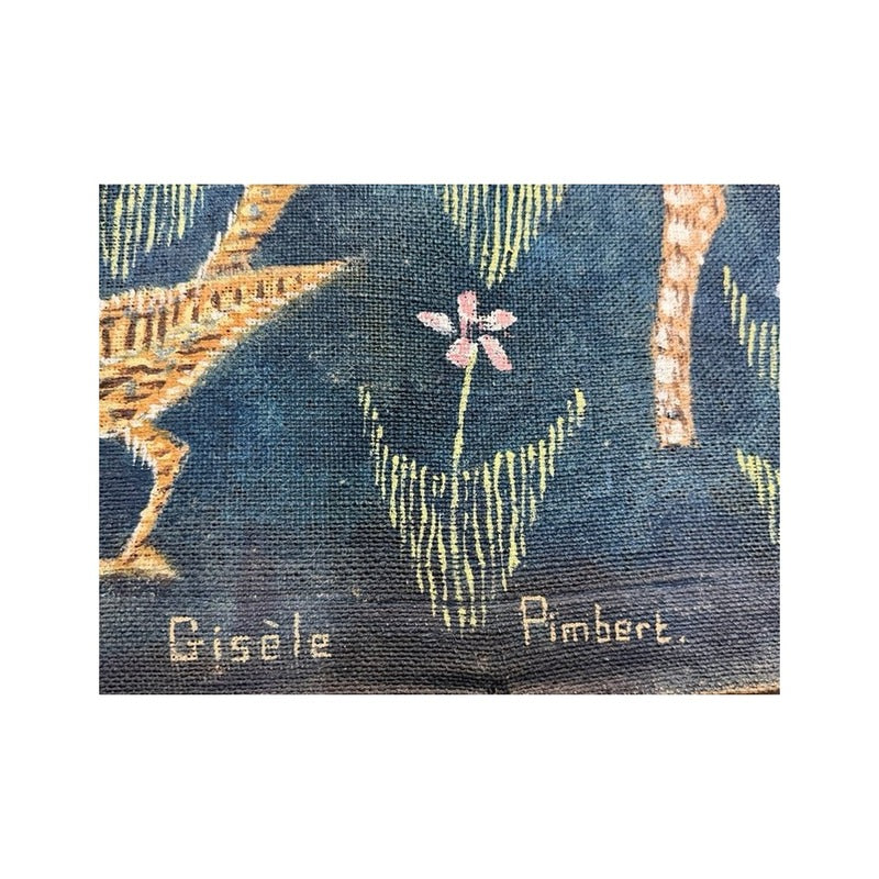 Detalle de la firma Gisèle Pimbert pintada en el tapiz azul de trama visible
