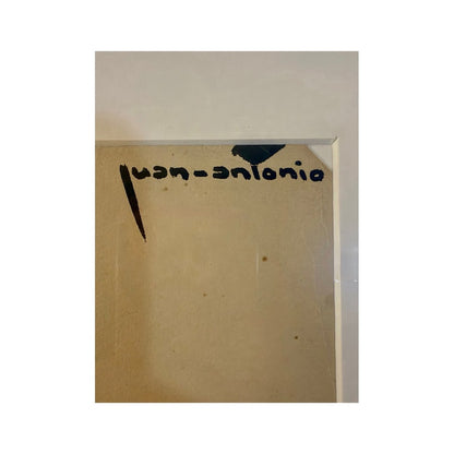 Detalle de la firma juan-antonio en la esquina del papel