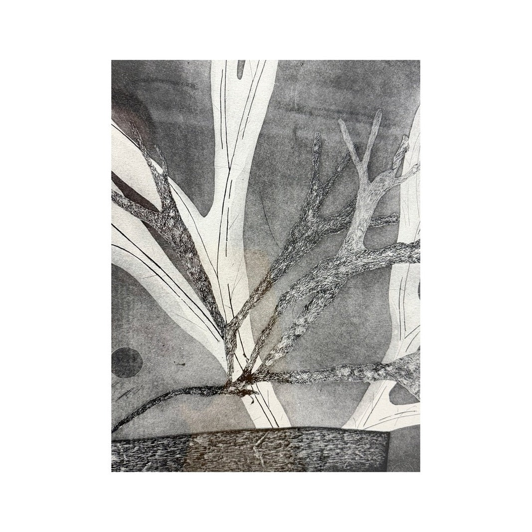 Detalle de ramas oscuras y formas foliares claras sobre el fondo gris texturado del grabado