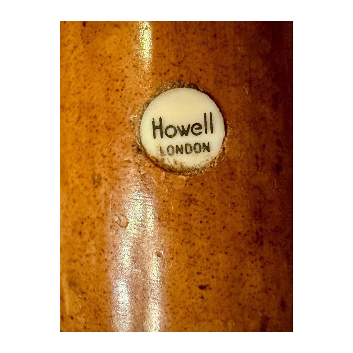 Detalle del botón circular Howell London en la caña de malaca