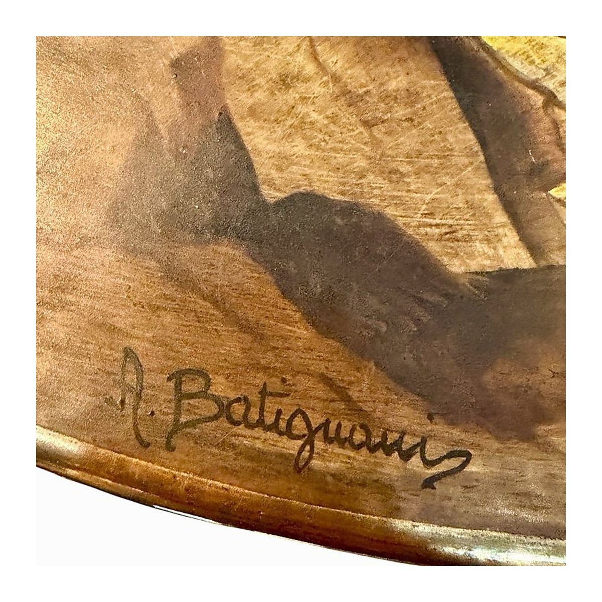 Detalle del plato de San Miguel Arcángel con la firma manuscrita de Batignani junto al borde dorado