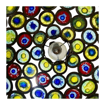 Detalle inferior de lámpara colgante con discos de vidrio soplado multicolor en estructura metálica oscura