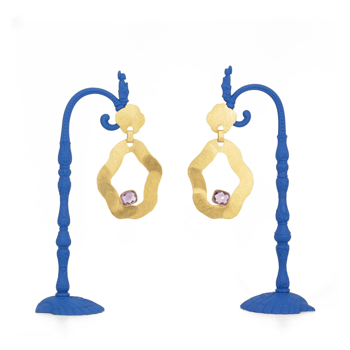 Pendientes contemporáneos dorados con formas abstractas y amatistas moradas facetadas