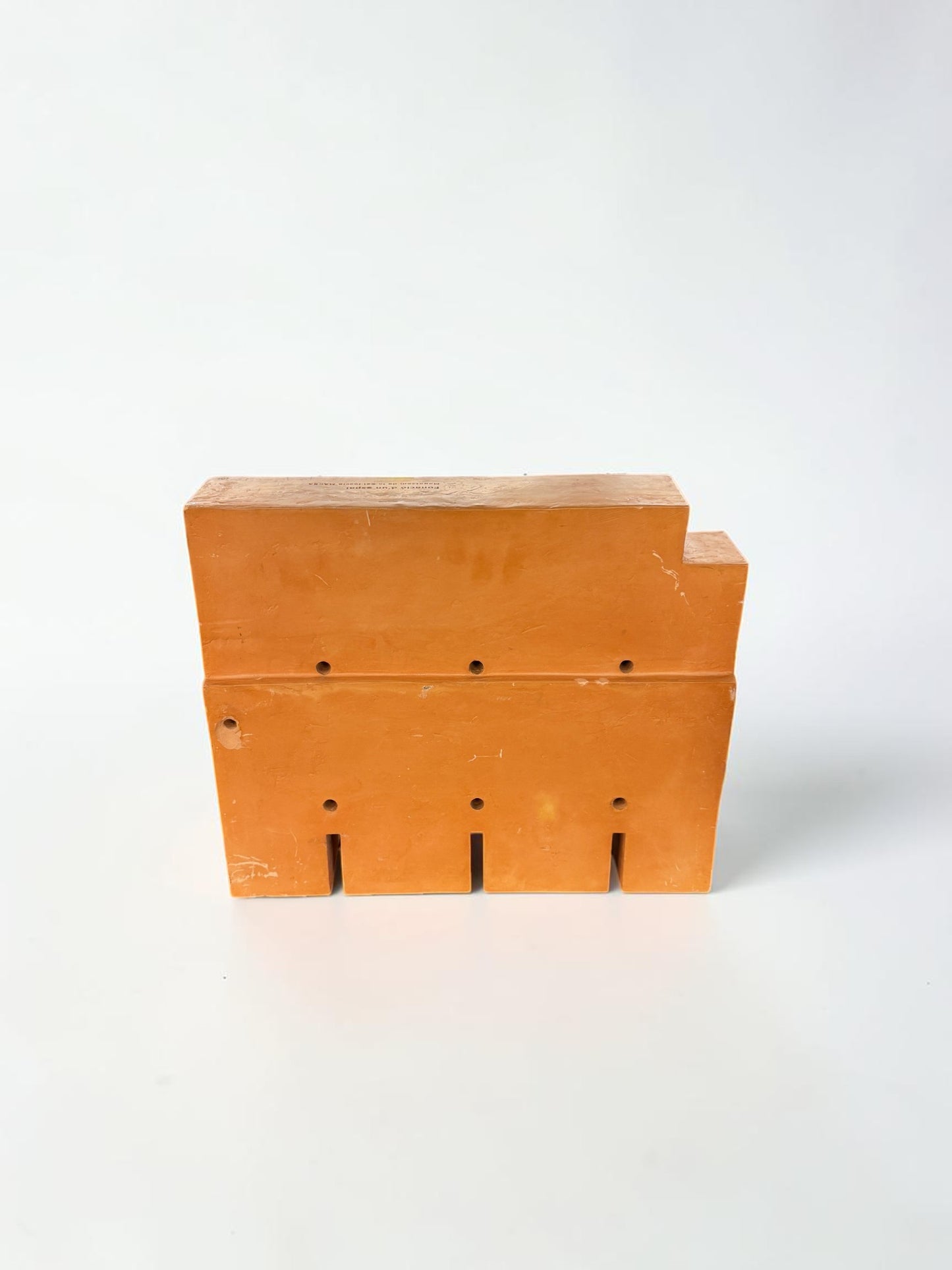 Vista frontal de escultura de terracota geométrica con perforaciones por Perejaumevv