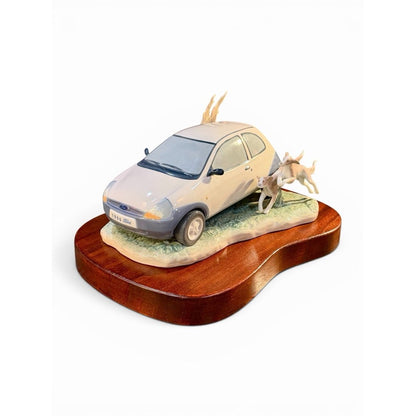 Figura de porcelana Lladró Ford Ka 1996 con dos perros sobre base de madera