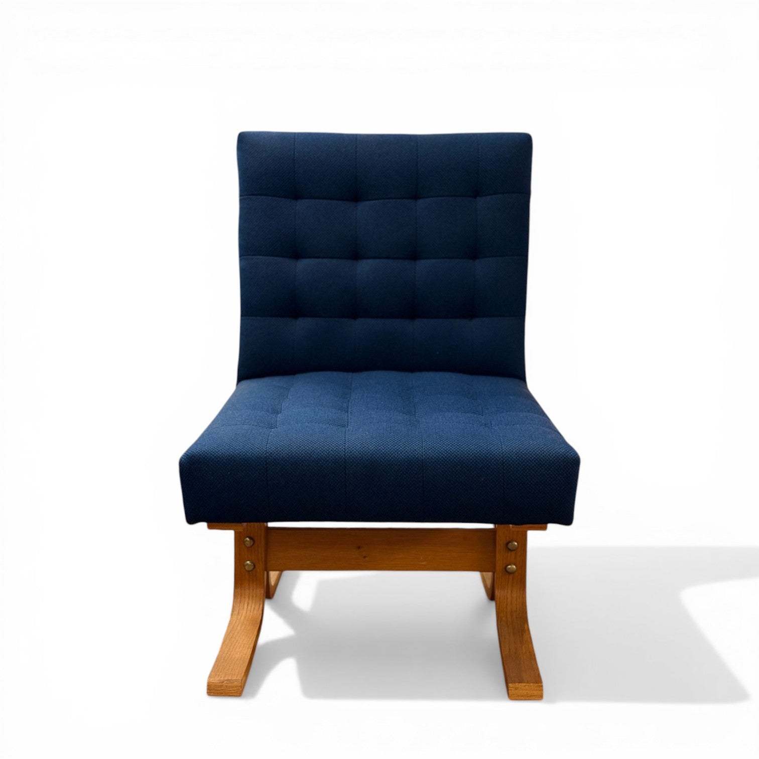 Sillón Mid-Century de madera curvada de Ludvik Volak tapizado en tela azul con acolchado cuadrado vista frontal