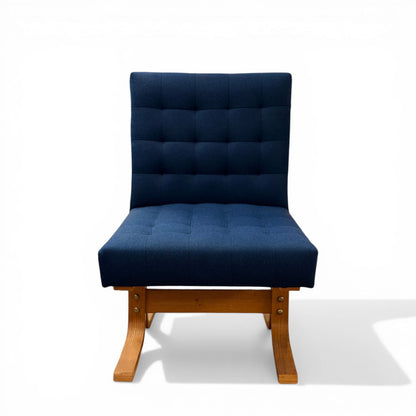 Sillón Mid-Century de madera curvada de Ludvik Volak tapizado en tela azul con acolchado cuadrado vista frontal