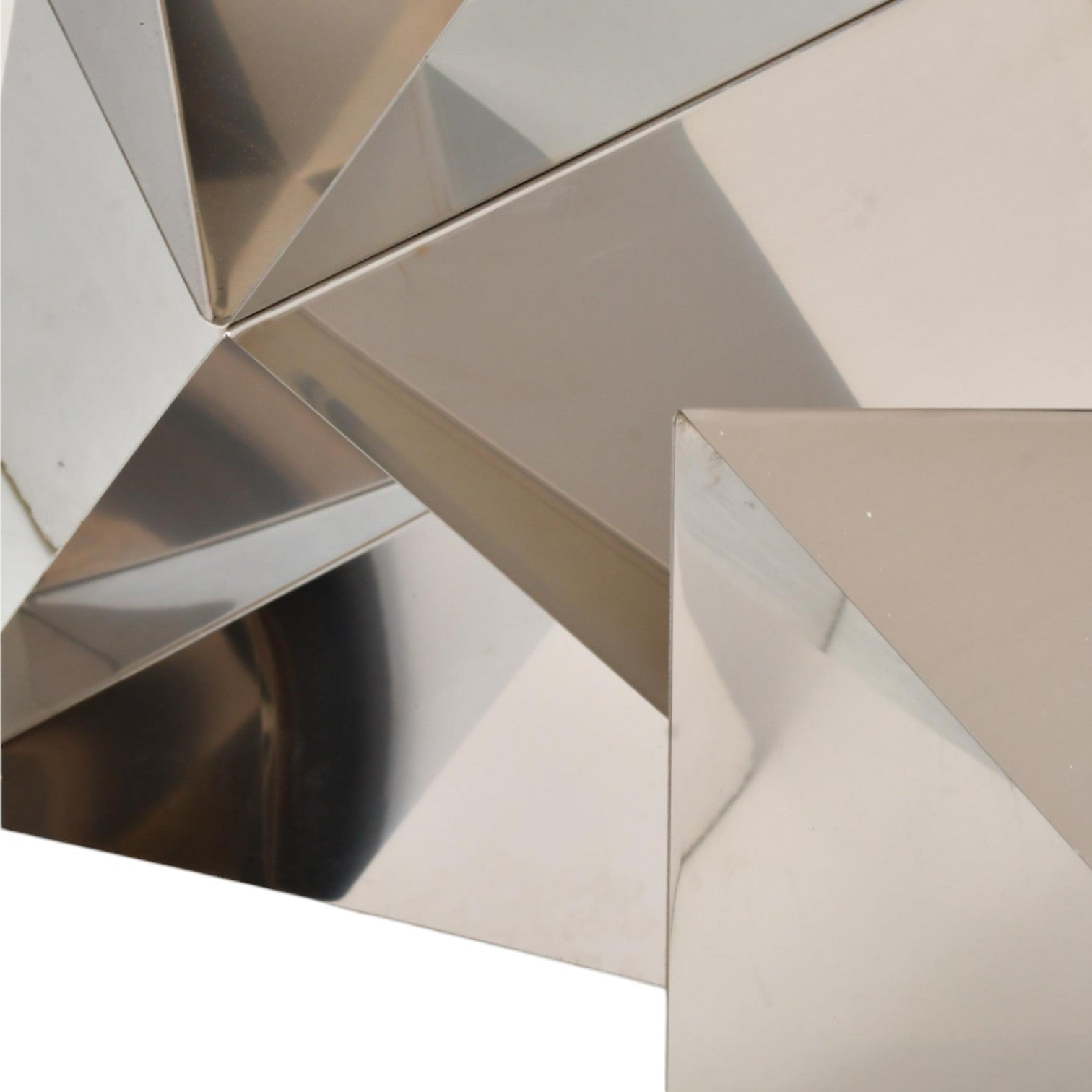 Escultura modular de cuatro piezas de acero pulido espejo con formas geométricas angulares diseñadas por Manfredo Massironi