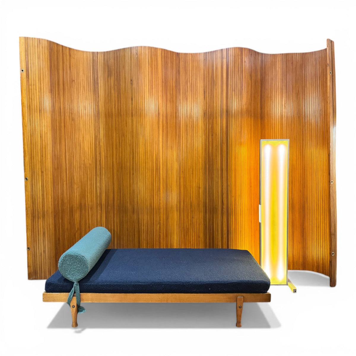 Monumental biombo vintage de madera articulada estilo Baumann por Maple & Co con borde superior ondulado y pátina calida natural