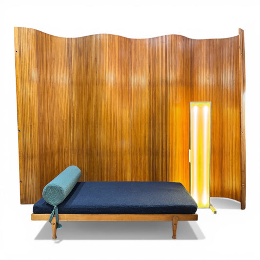 Monumental biombo vintage de madera articulada estilo Baumann por Maple & Co con borde superior ondulado y pátina calida natural
