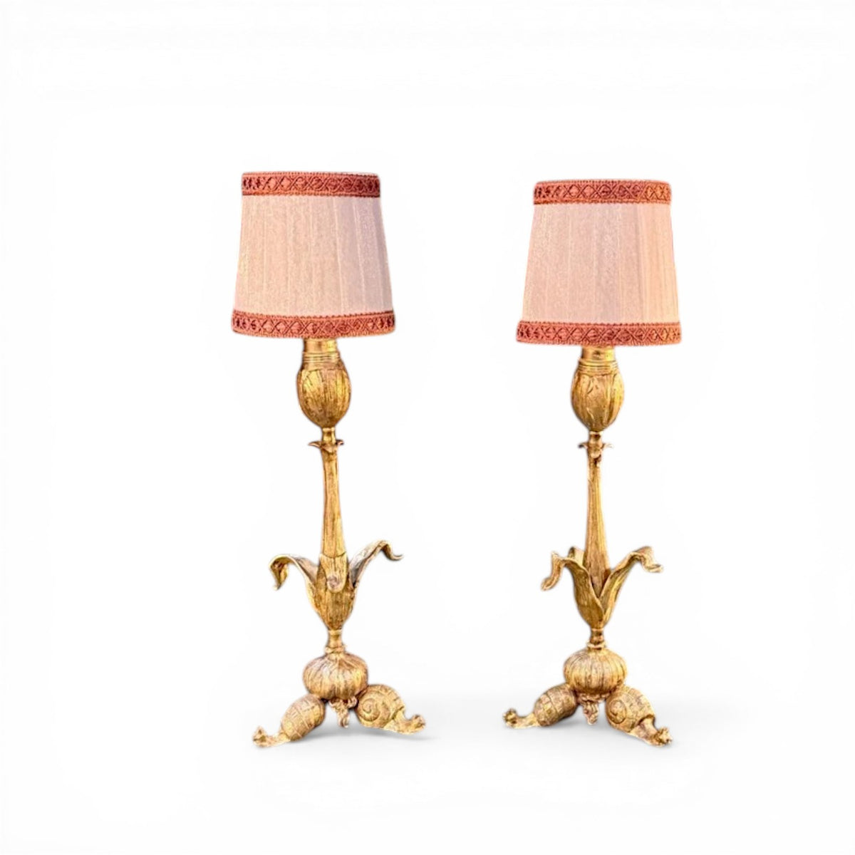 Pareja de lámparas de mesa doradas de estilo Jugendstil con fuste en forma de tulipán y base escultural de tres caracoles con pantallas plisadas