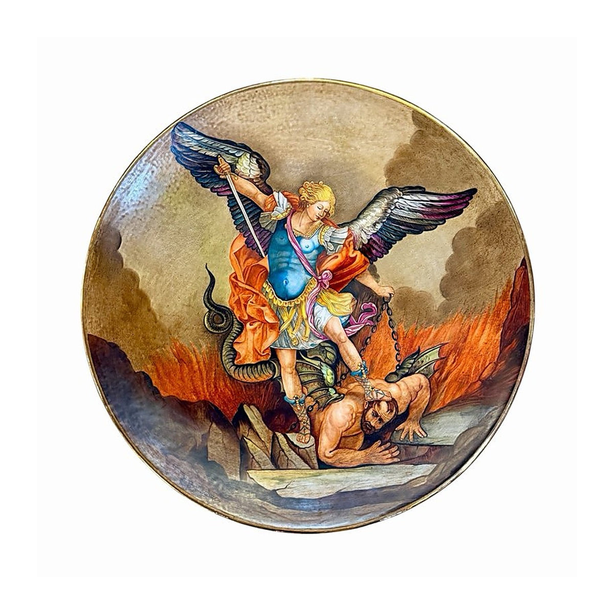 Plato cerámico redondo con San Miguel Arcángel venciendo al demonio y fino borde dorado