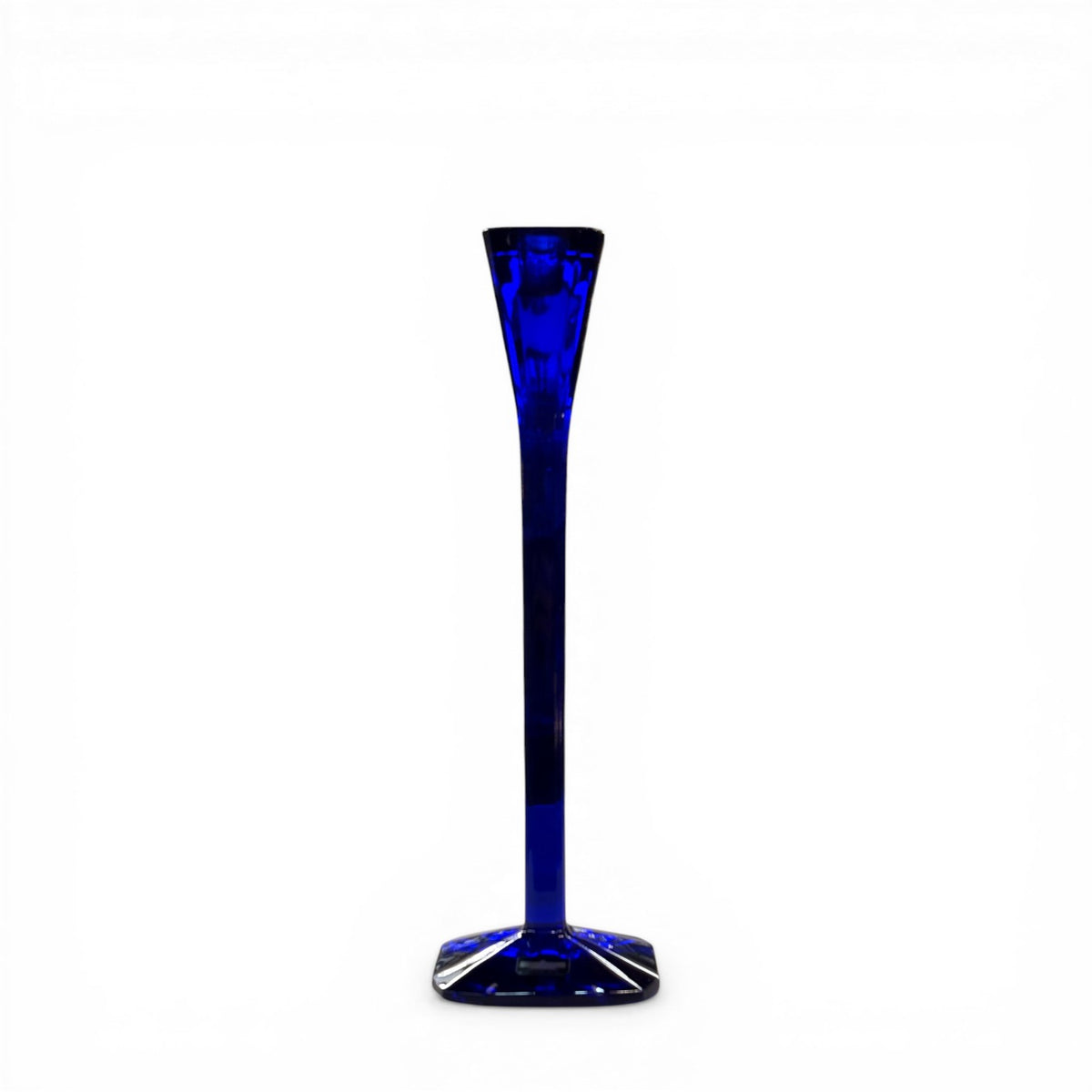 Candelabro de cristal azul cobalto modelo Polygon diseñado por Cátia Castel-Branco para Arnolfo di Cambio con fuste estilizado y base geométrica
