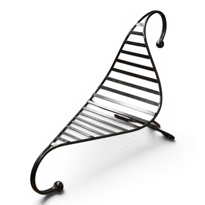Silla escultural de metal negro con diseño asimétrico de lamas y patas en voluta, años 80.