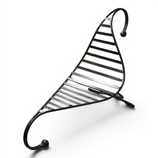 Silla escultural de metal negro con diseño asimétrico de lamas y patas en voluta, años 80.