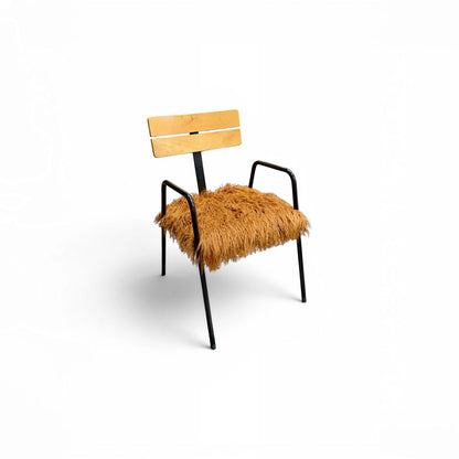 Sillón postmoderno vintage con estructura metálica negra respaldo de madera y asiento tapizado en pelo color caramelo