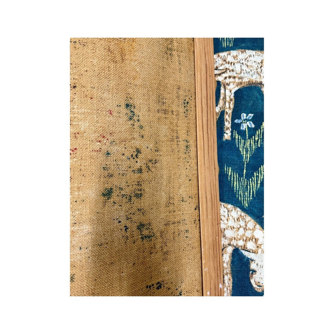 Reverso del tapiz con soporte de trama gruesa beige junto al borde pintado azul