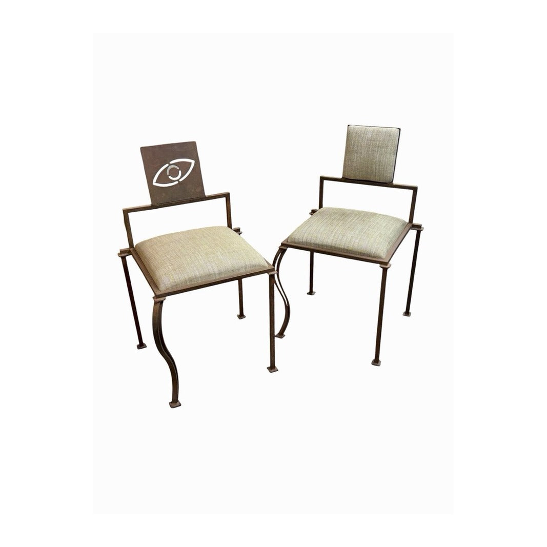 Dos sillas brutalistas de Cyrille Varet con estructura de forja y asientos tapizados beige