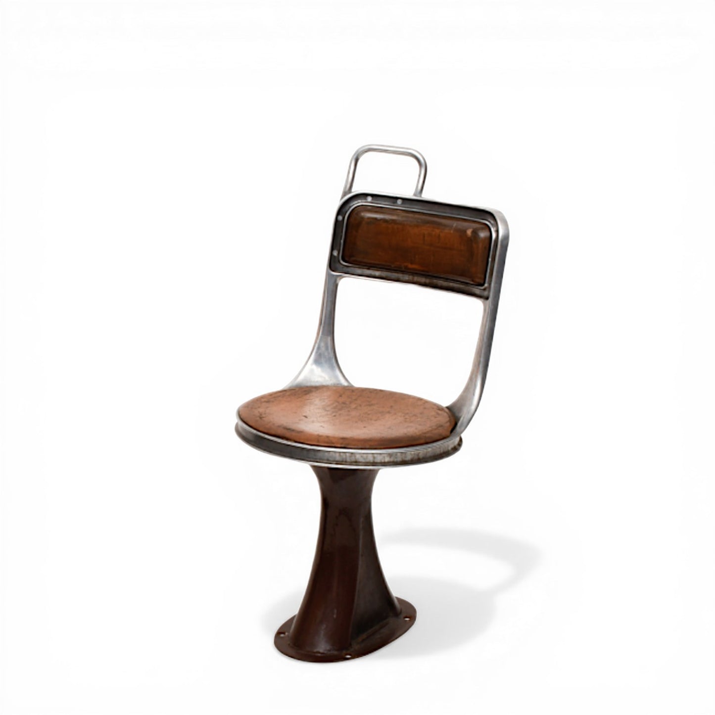 Silla de tranvía antigua de Turín años 30 con base de hierro fundido marco de aluminio y asiento de madera con pátina