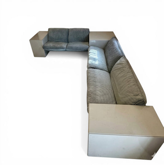 Sofá de esquina modular Alfiona de Cini Boeri para Arflex con tapicería gris y mesas de madera lacadas integradas en los laterales