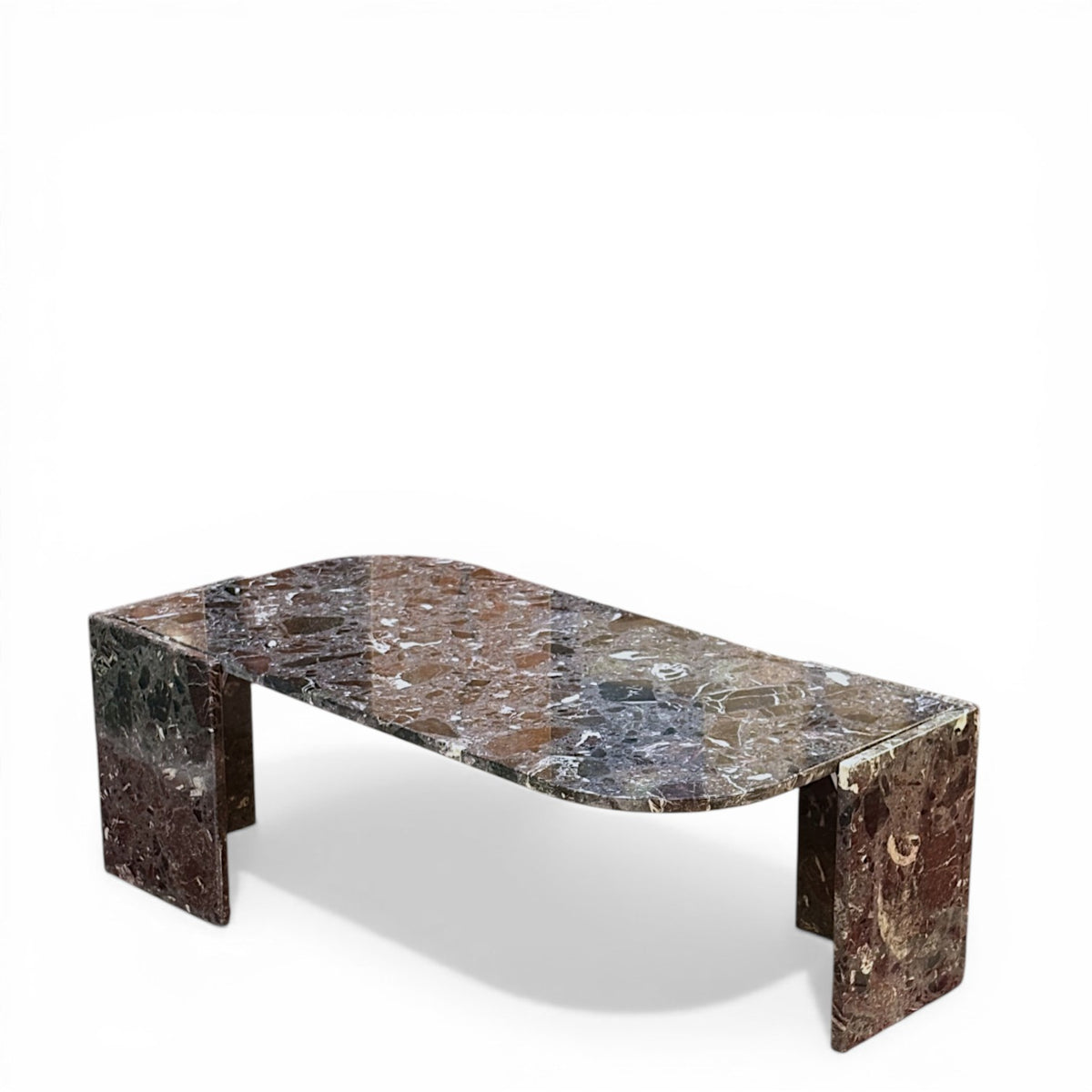 Mesa de mármol contemporánea de diseño con dos pilares de soporte en extremos y veta brechada